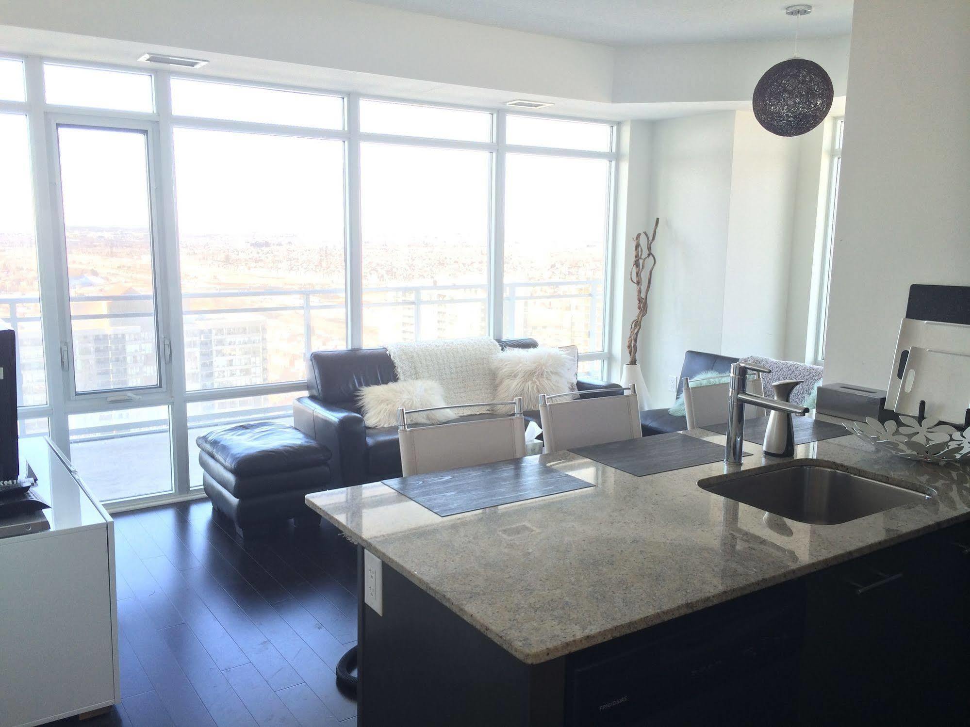 Square One Fully Furnished Suite Mississauga Eksteriør bilde